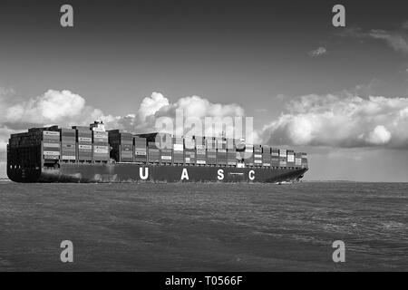 Image en noir et blanc de la photographie Ultra-grand entièrement chargé, l'UASC Container Ship SAJIR, au départ du Port de Southampton, Hampshire, Royaume-Uni. Banque D'Images