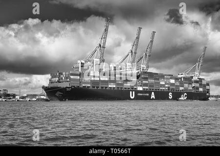 Image en noir et blanc de la photographie Ultra-grand UASC Container Ship, SAJIR, prépare à quitter le terminal à conteneurs de Southampton, Hampshire, Royaume-Uni. Banque D'Images