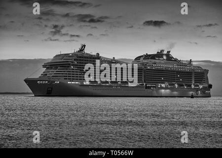 Image en noir et blanc de MSC Croisières Nouveau Flag Ship, MSC BELLISSIMA, sur son voyage inaugural de Saint Nazaire, France à Southampton, Royaume-Uni. Banque D'Images