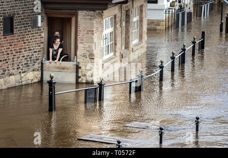 Le personnel de la Kings Arms à York regardent l'eau des crues s'élève après la rivière Ouse éclate ses banques, comme des avertissements d'inondation restent en place à travers le Royaume-Uni. Banque D'Images