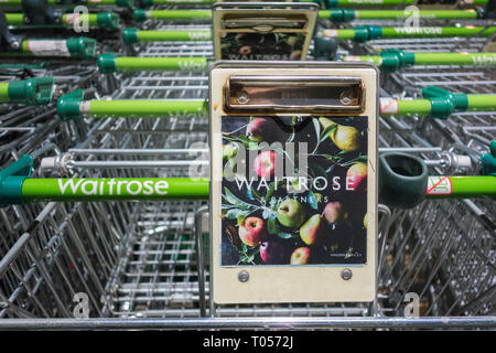 Gros plan des chariots de magasinage Green Waitrose devant un supermarché dans le sud-ouest de Londres, Royaume-Uni Banque D'Images