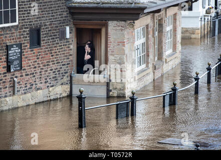 Le personnel de la Kings Arms à York regardent l'eau des crues s'élève après la rivière Ouse éclate ses banques, comme des avertissements d'inondation restent en place à travers le Royaume-Uni. Banque D'Images