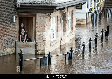 Le personnel de la Kings Arms à York regardent l'eau des crues s'élève après la rivière Ouse éclate ses banques, comme des avertissements d'inondation restent en place à travers le Royaume-Uni. Banque D'Images