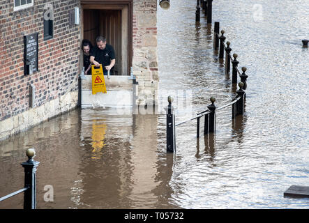 Le personnel de la Kings Arms à York regardent l'eau des crues s'élève après la rivière Ouse éclate ses banques, comme des avertissements d'inondation restent en place à travers le Royaume-Uni. Banque D'Images