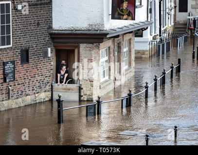 Le personnel de la Kings Arms à York regardent l'eau des crues s'élève après la rivière Ouse éclate ses banques, comme des avertissements d'inondation restent en place à travers le Royaume-Uni. Banque D'Images