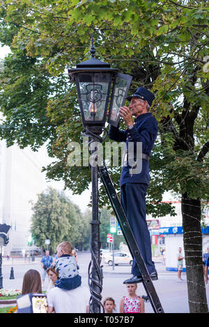 Brest, Biélorussie - Juillet 30, 2018 : Lamplighter allume une lumière rue manuellement. Banque D'Images