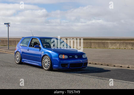 Bleu VW Volkswagen Golf R32 V6 3,2 litres sans plaque d'immatriculation avant. Banque D'Images