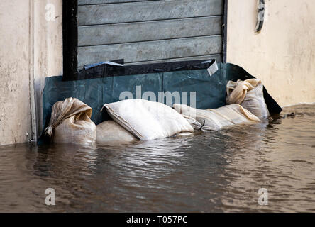 Défenses contre les inondations dans la région de York après la rivière Ouse éclate ses banques, comme des avertissements d'inondation restent en place à travers le Royaume-Uni. Banque D'Images