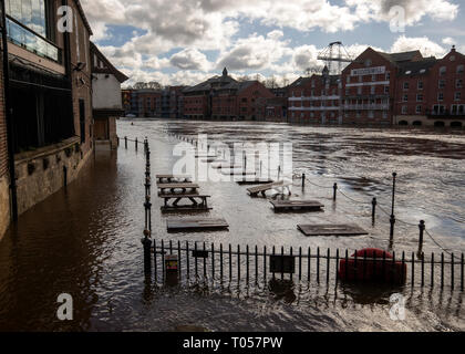 Des tables de pique-nique partiellement submergés dans York après la rivière Ouse éclate ses banques, comme des avertissements d'inondation restent en place à travers le Royaume-Uni. Banque D'Images