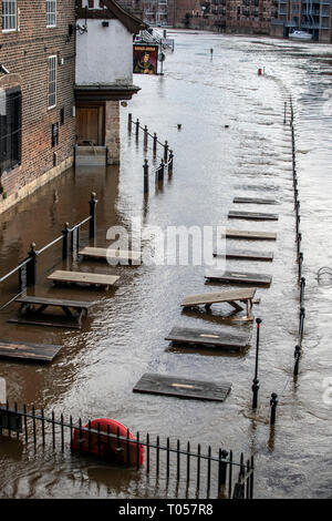 Des tables de pique-nique en partie submergé après la rivière Ouse éclate ses banques, comme des avertissements d'inondation restent en place à travers le Royaume-Uni. Banque D'Images