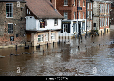 L'eau d'inondation dans la région de York après la rivière Ouse éclate ses banques, comme des avertissements d'inondation restent en place à travers le Royaume-Uni. Banque D'Images