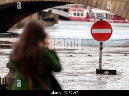 Un panneau routier en partie submergé dans York après la rivière Ouse éclate ses banques, comme des avertissements d'inondation restent en place à travers le Royaume-Uni. Banque D'Images