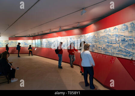 Un immense panorama de carreaux de céramique représentant la ville de Lisbonne au Museu Nacional do Azulejo, Lisbonne, Portugal Banque D'Images