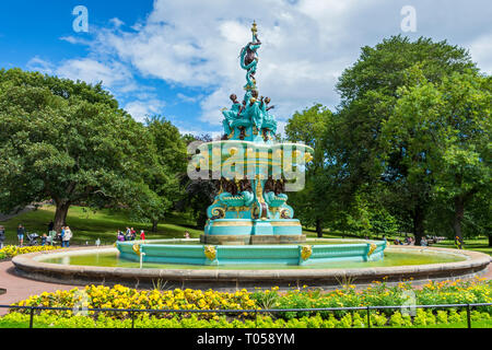 La fontaine de Ross dans l'ouest de Princes Street Gardens, Édimbourg, Écosse, Royaume-Uni. Sculpté par Jean-Baptiste Jules Klagmann, installé en 1872, restauré en 2018. Banque D'Images