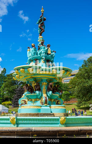 La fontaine de Ross dans l'ouest de Princes Street Gardens, Édimbourg, Écosse, Royaume-Uni. Sculpté par Jean-Baptiste Jules Klagmann, installé en 1872, restauré en 2018. Banque D'Images