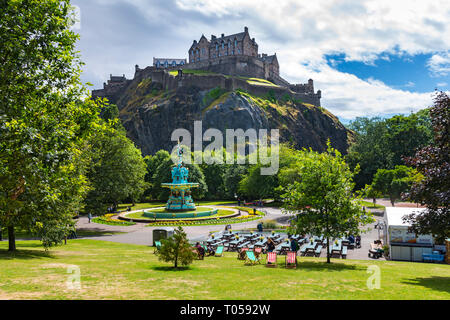 Le Château et la fontaine de Ross West Princes Street Gardens, Édimbourg, Écosse, Royaume-Uni. Banque D'Images