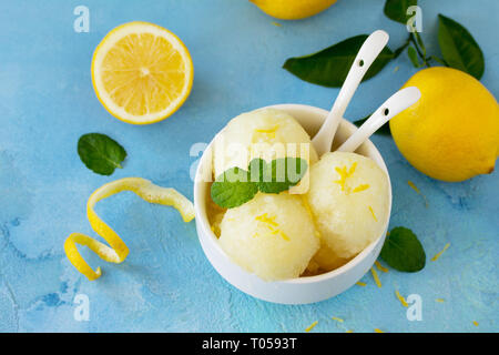 Des fruits frais sorbet au citron de la crème glacée dans un bol blanc. Banque D'Images