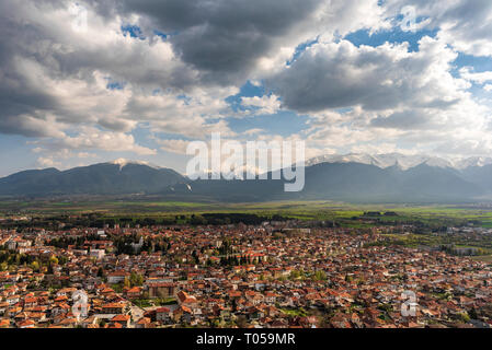 Vue Aérienne Vue panoramique de la montagne de Pirin et Razlog Ville de Bulgarie au printemps coucher du soleil Banque D'Images
