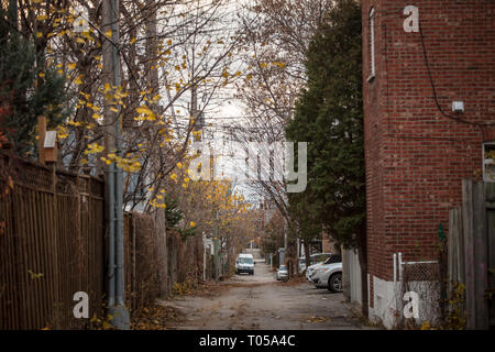 Montréal, Canada - le 8 novembre 2018 : nord-américain typique délabré rue résidentielle dans l'automne à Montréal (Québec), au cours d'une journée pluvieuse, avec voiture Banque D'Images