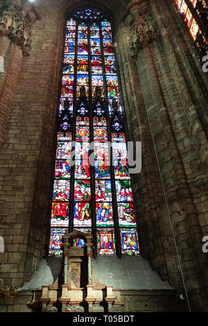 MILAN, ITALIE - 24 février 2019 : vitrail dans la cathédrale de Milan (Duomo di Milano, Basilique Cathédrale Metropolitana di Santa Maria Nascente) Banque D'Images