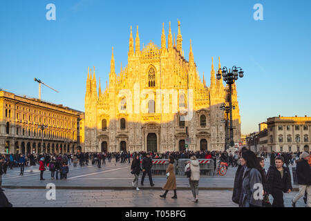 MILAN, ITALIE - 24 février 2019 : les gens sur place Piazza del Duomo, en face de la cathédrale de Milan (Duomo di Milano) de Milan ville au coucher du soleil. Cette Basili Banque D'Images