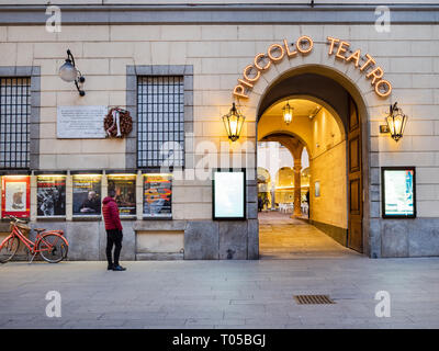 MILAN, ITALIE - 24 février 2019 : l'homme près de l'entrée de Grassi théâtre de Piccolo Teatro della Citta di Milano sur la Via Dante, à Milan. C'est la première pe Banque D'Images