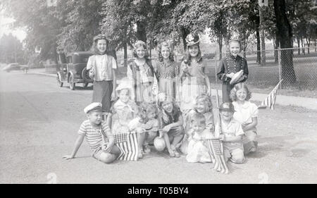 Meubles anciens c1930 photo, groupe d'enfants avec des drapeaux patriotiques. Lieu inconnu, USA. SOURCE : négatif original. Banque D'Images