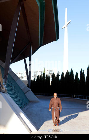 SAN GIOVANNI ROTONDO - moine de l'Eglise du pèlerinage de Padre Pio conçu par l'architecte Renzo Piano. Banque D'Images