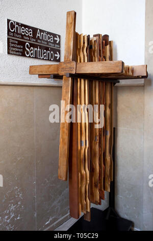 SAN GIOVANNI ROTONDO - Crucifix pour transporter dans les processions Banque D'Images