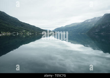 Paysage norvégien avec montagnes et Lusterfjord fjord. Commune du lustre, la Norvège Banque D'Images