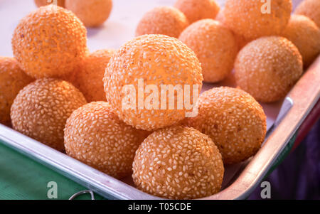 Boules de sésame dessert asiatique traditionnel Banque D'Images