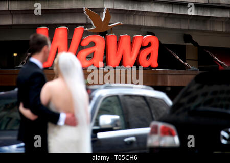 Couple marié récemment a photos prises sur la médiane de l'Broad street, près du magasin phare de WaWa dans le centre-ville de Philadelphie, PA le Mar Banque D'Images