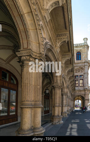 Détails de la façade, la colonnade de l'Opéra de Vienne. Banque D'Images