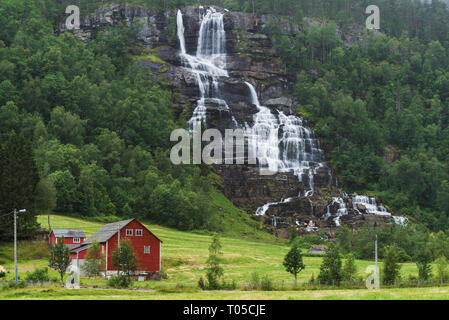 Est un Tvindefossen chute près de Voss, Norvège Banque D'Images