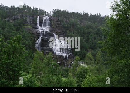 Est un Tvindefossen chute près de Voss, Norvège Banque D'Images