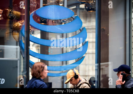 Les gens passent devant un magasin ATT n centre-ville de Philadelphie, PA, le 15 mars 2019. Banque D'Images