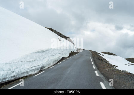 Route touristique norvégien va du Aurlandsfjellet Aurlandsvangen à Laerdalsoyri. Bjorgavegen snowy road Banque D'Images