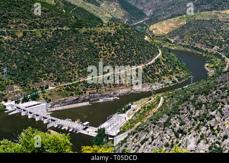 Navire d'Excursion sortie de l'écluse de la centrale au fil de l'eau du barrage hydroélectrique de Valeira, Sao Joao da Pesqueira, Vallée du Douro, Portugal Banque D'Images