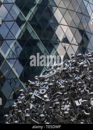 Ville de London, England, UK - 23 août 2013 : position Juxta vue de Ryan Gander's sculture, vraiment ShinyThings qui ne signifient rien, à la t Banque D'Images