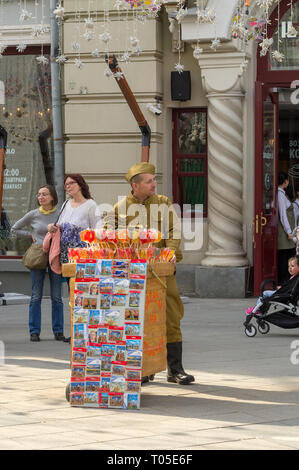 Moscou, Russie, avril, 30, 2018 : un jeune homme en uniforme militaire de la Seconde Guerre mondiale, la vente de souvenirs dans la rue Banque D'Images