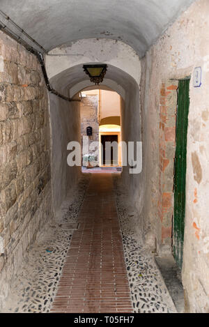 Ruelle pittoresque dans le village médiéval de Porto Cervo en Ligurie Banque D'Images