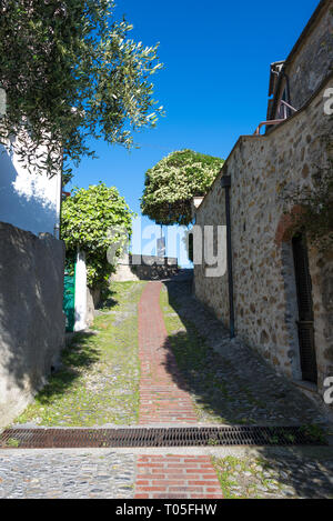 Ruelle pittoresque dans le village médiéval de Porto Cervo en Ligurie Banque D'Images