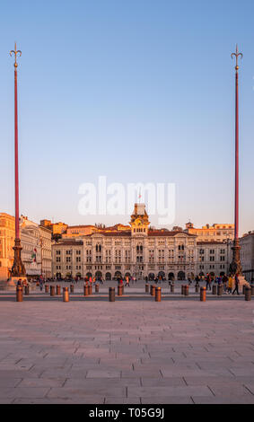 Avis de Molo Audace de la place principale Piazza Unita d'Italia sur le coucher du soleil à Trieste, Italie Banque D'Images