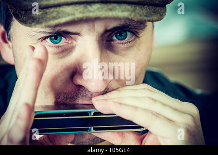 Portrait d'un homme jouant un harmonica Banque D'Images