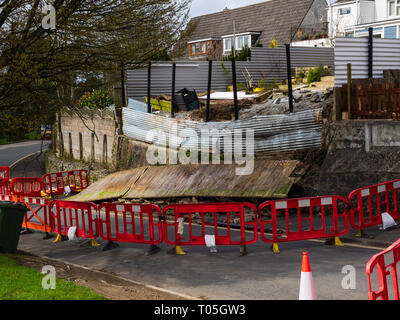 L'effondrement du mur et la fermeture des routes à la suite de la tempête de mars 2019 Gareth dans une Plymouth street Banque D'Images