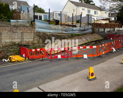 L'effondrement du mur et la fermeture des routes à la suite de la tempête de mars 2019 Gareth dans une Plymouth street Banque D'Images