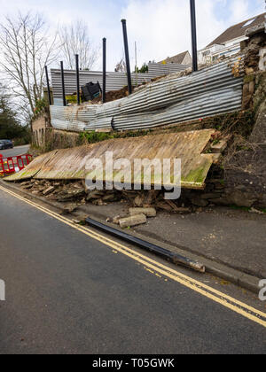 L'effondrement du mur et la fermeture des routes à la suite de la tempête de mars 2019 Gareth dans une Plymouth street Banque D'Images