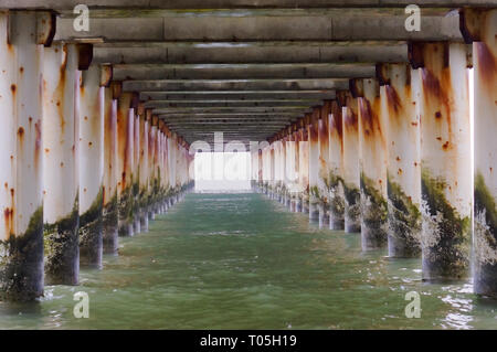 Piliers en béton dans l'eau, béton armé prend en charge de la promenade de bord de mer Banque D'Images