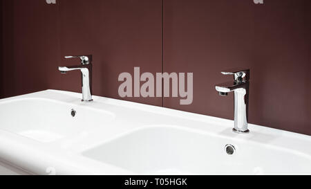 Intérieur salle de bains avec lavabo et robinet deux Banque D'Images