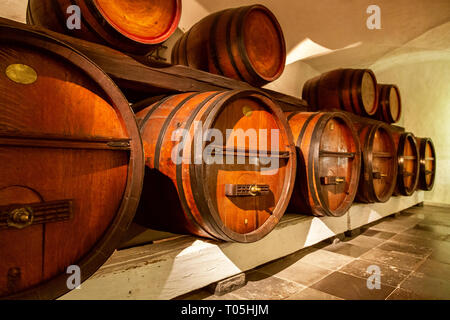 Pile de tonneaux de vin dans une cave à vin Banque D'Images